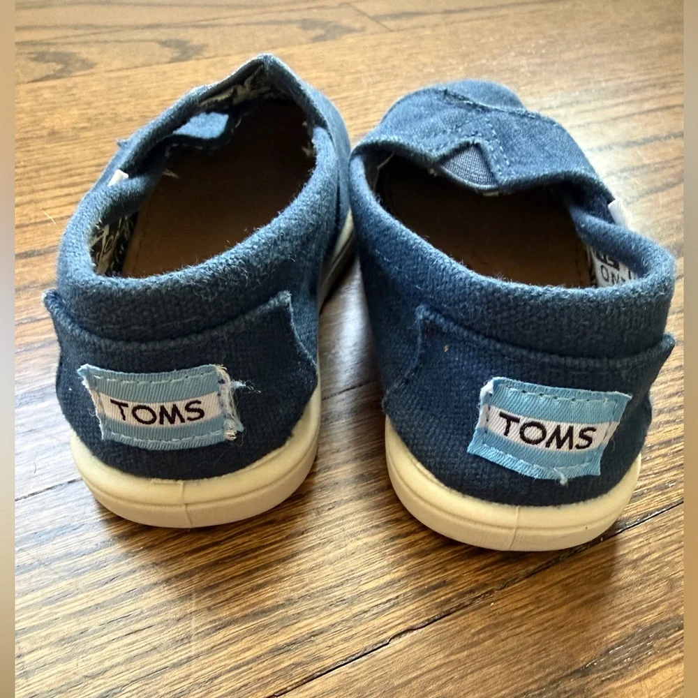 TOMS Kids Classic Dark Blue Canvas Shoes Size 6
